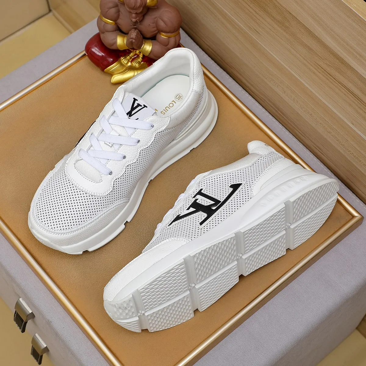 Ex-factory price: 440¥🌹🌹[LV Louis Vuitton] new low-top casual men's shoes. A must-have for fashionable men, new products are released in Hong Kong counters [strong], big-name style, European and American masters strongly create unique styles, comfortable on the feet, super soft outsole, super wear-resistant. Gives people a strong visual impact. Material: imported first-layer cowhide leather upper ➕rubber non-slip outsole, rubber graphics matching, 38 to 44
